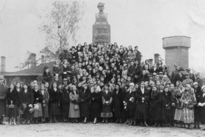 Общество семей военнослужащих у памятника Буолю
