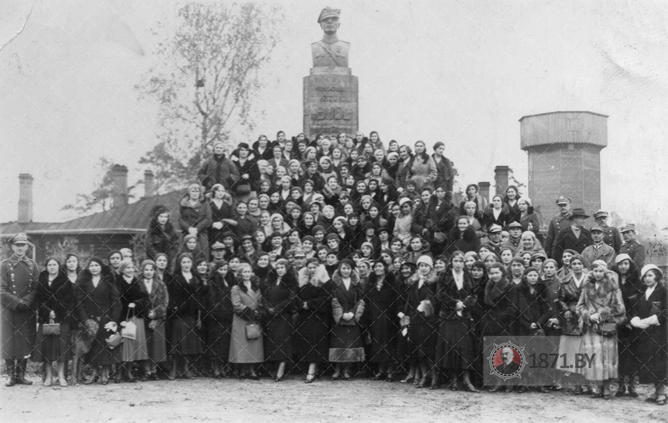 Общество семей военнослужащих у памятника Буолю