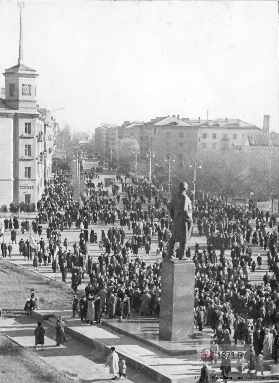 Общий вид на площадь Ленина, 1 мая 1966