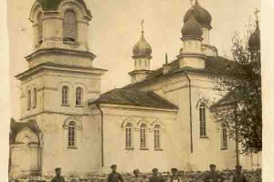Групповое фото на фоне церкви в Молчади начала ХХ века