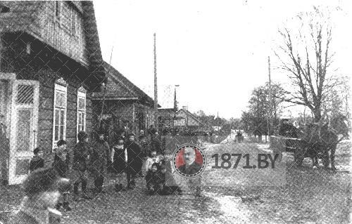 Вид улицы в Молчади с местным населением 1943 год