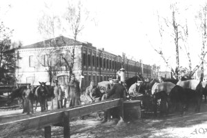 Солдаты лейб-гвардии Гусарского полка у цейхгауза. Фото осень 1914 года.