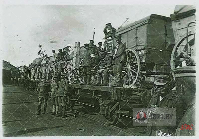 Немецкие солдаты у железнодорожного состава. Фото июнь 1917 года