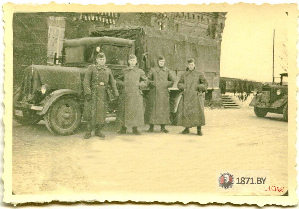 Немецкие солдаты на фоне грузовой машины на ст. Барановичи Полесские