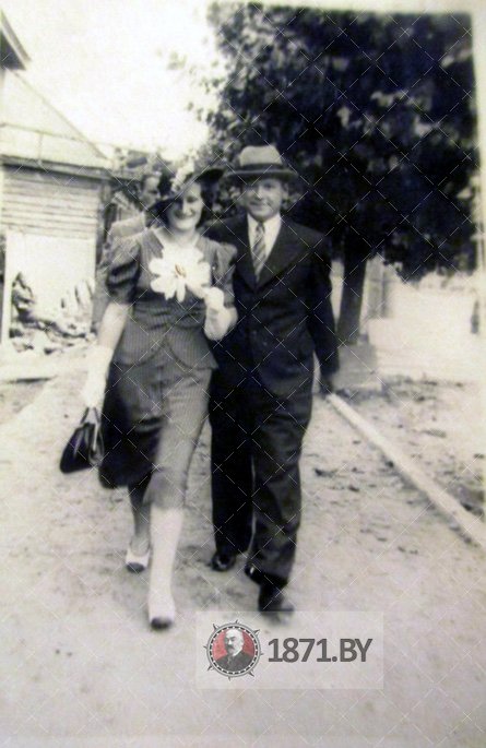 Супруги Ринкевич, идущие по улице Нарутовича (Комсомольская), в костел.