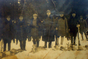 Polowanie w Paulinowie (Brunon Bochwic trzeci z lewej)