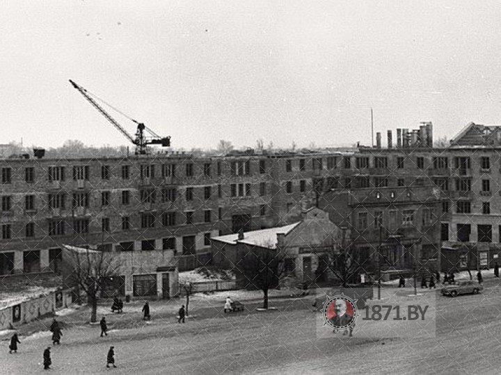 Панорама строительства жилого дома на площади