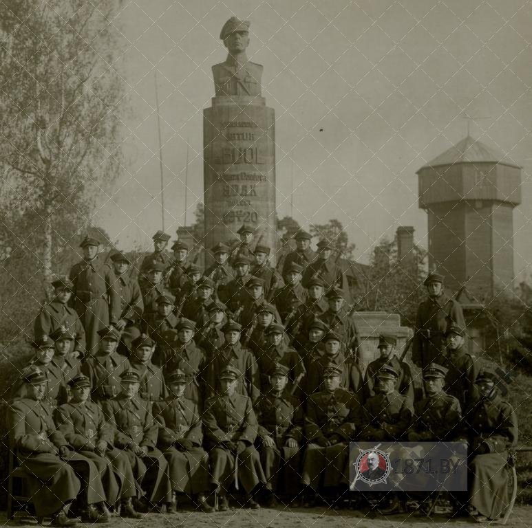 Памятник Артуру Буолю и солдаты 9 конного дивизиона