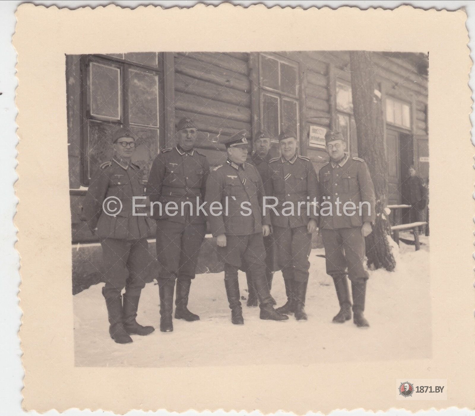 Немецкие солдаты и офицер в военном лагере