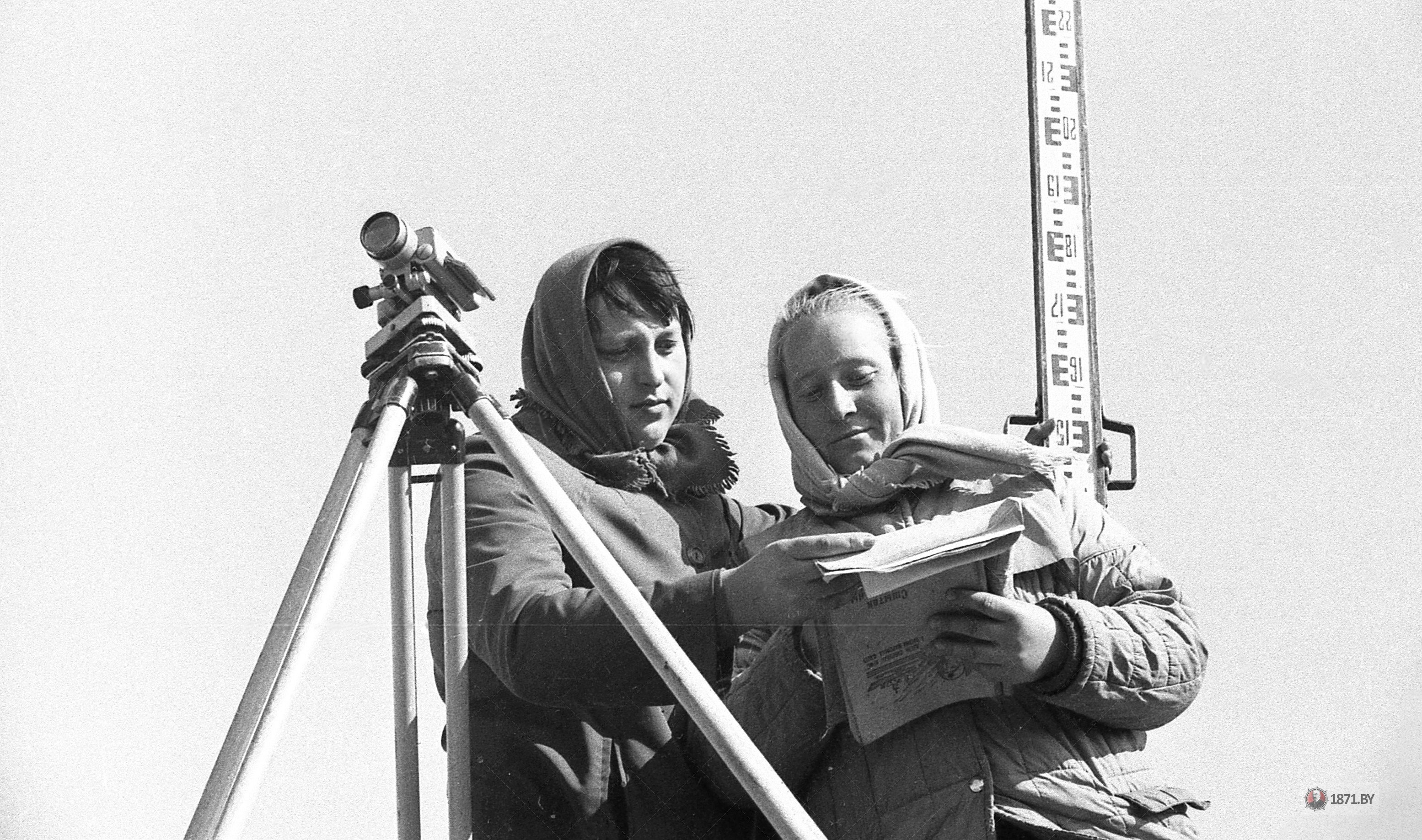 Техники ДСР-22 Я.И.Чурило (слева) и М.И. Лойко на прокладке трассы.
