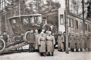 Зима 1914 - 1915 гг. Погрузка автомобиля «Роллс-Ройс» в железнодорожный вагон. Ставка Николая II в Барановичах
