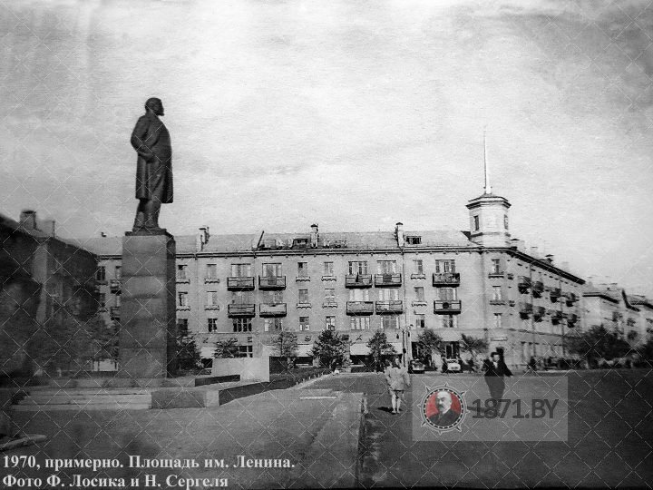 1970 г.  примерно. Памятник Ленину . Вид от левого угла мемориала