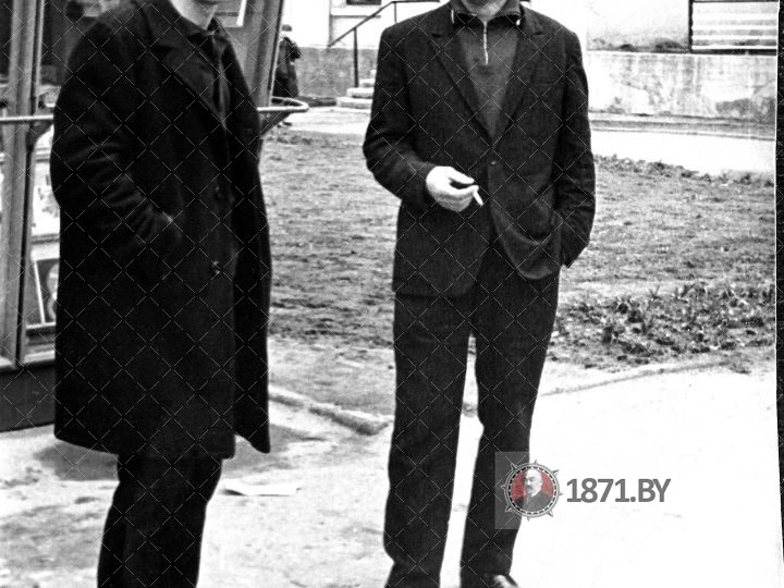 1970 г. примерно.  У кинотеатра "Октябрь" , слева Русак Василий Григоьевич