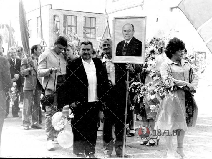 1986 г. примерно. Работники автобазы №28 перед первомайской демонстрацией