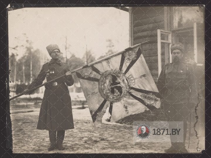 Чины 3-го Сибирского стрелкового полка с германским знаменем