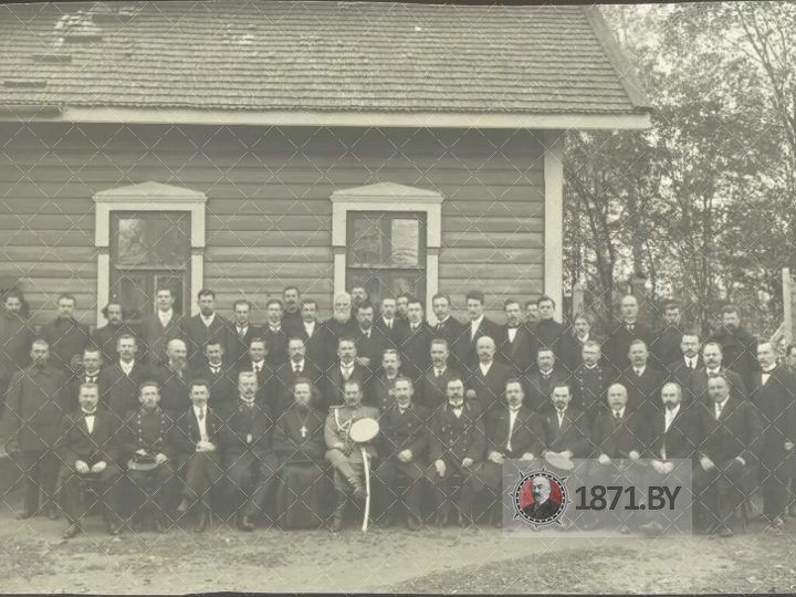 Групповой портрет рабочих и служащих железнодорожных мастерских города